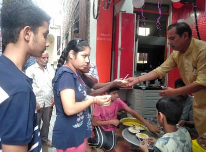 Distribute curry-rice prasad on Kanhaiya's Chhathi.