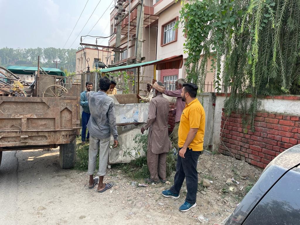 Encroachment removed in Nadaun, a street vendor seized