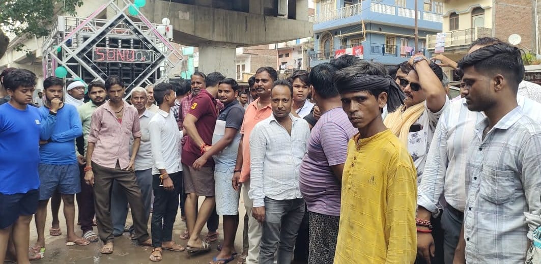 MPs returned without taking memorandum from traders, protested by raising slogans