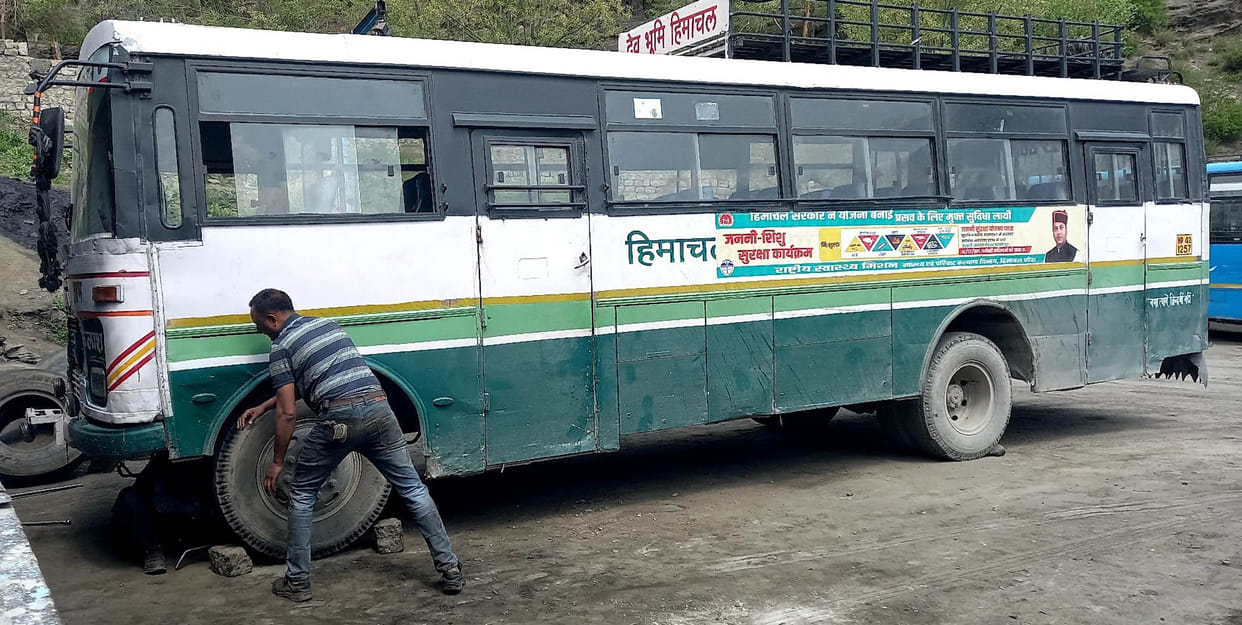 rampur news, hrtc, bus, condition, bad, break down, any where