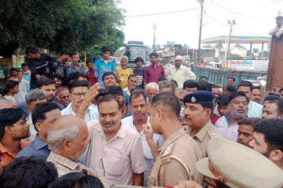 Traders blocked the road in protest against the robbery