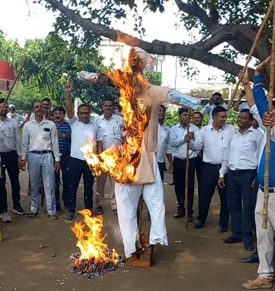 Advocates burnt effigy of government in Chandpur