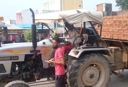 Collection of parking fee on the highway in Kachla, allegation of assault