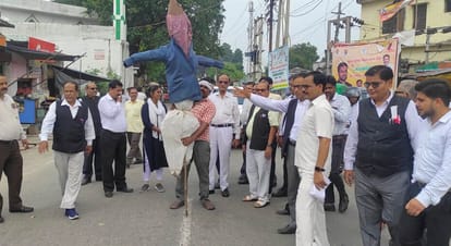 Lawyers burnt effigy and raised slogans regarding Hapur case