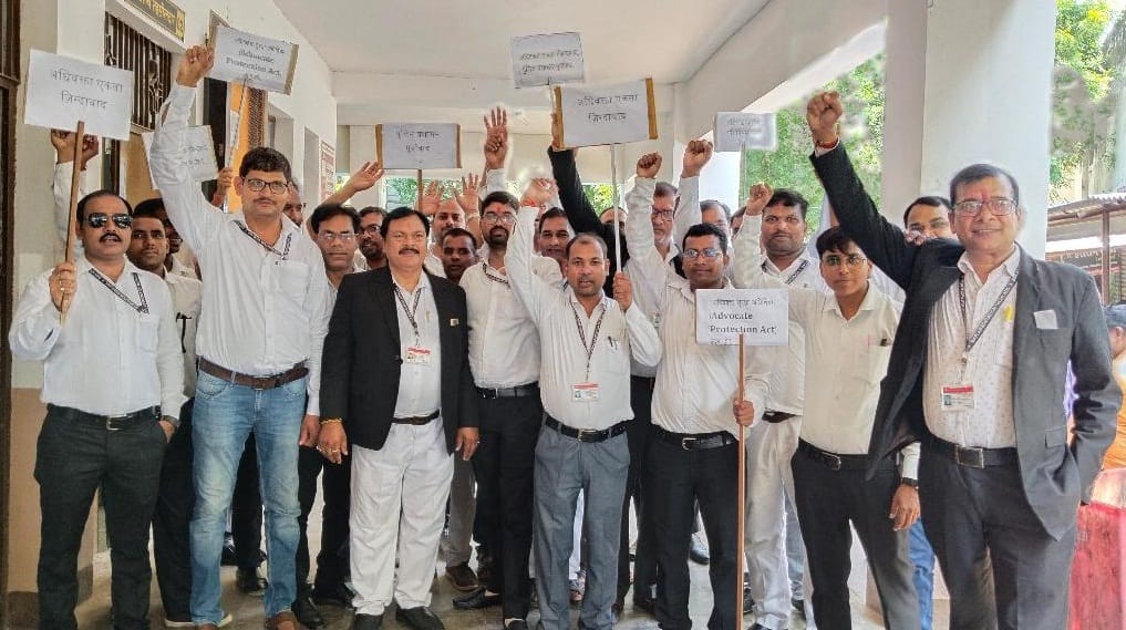 Advocates demonstrated, raised slogans against Sadar MLA