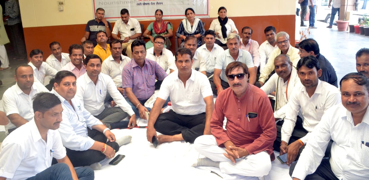 Advocates formed human chain in protest against Hapur incident, jam on Panipat Khatima road