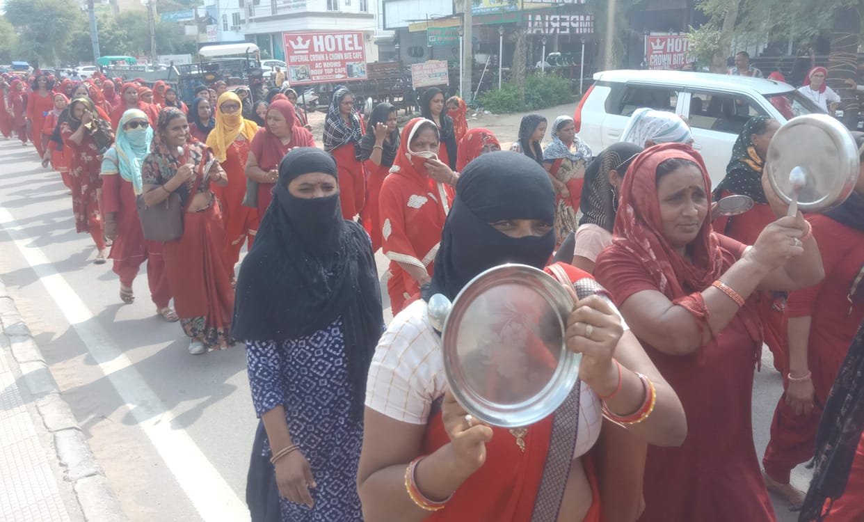 Asha workers took out a procession by playing thali.