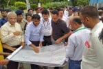 15जेएनडी22-जंक्शन पर नक्शे के माध्यम से जानकारी लेते डीआरएम सुखविंद्र सिंह। संवाद