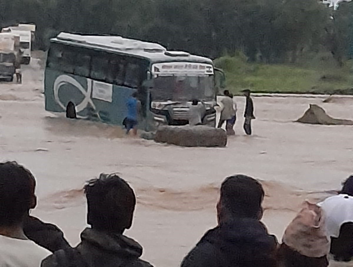 Tourist bus stuck in Kotwali river, passengers rescued safely
