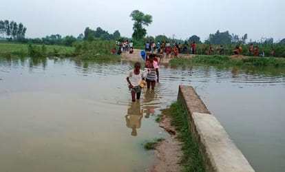 Thousands of bighas of crops drowned due to rise in water level of Ramganga, roads submerged