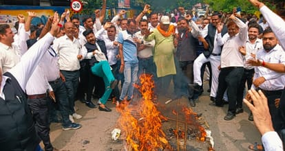 Lawyers burnt effigy of government in protest against lathi charge in Hapur