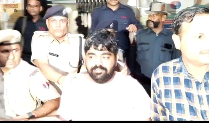 मोनू मानेसर को कड़ी सुरक्षा में ले जाती राजस्थान पुलिस 