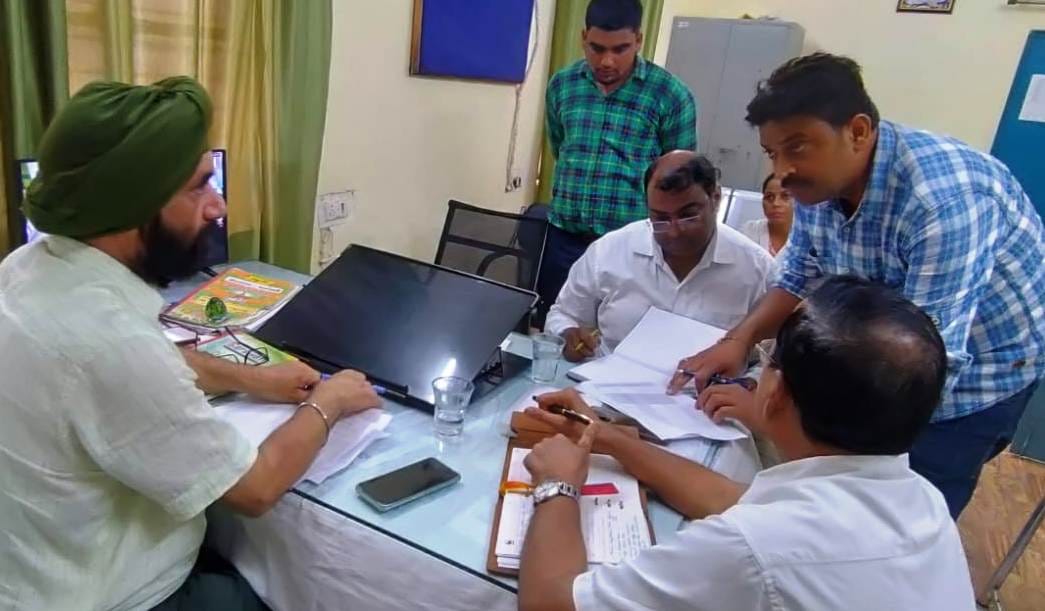 Dental surgeon and eye examination officer found absent