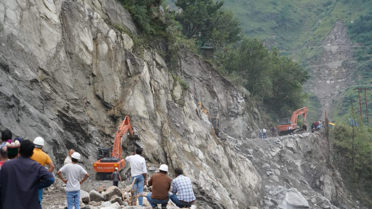 rampur news, kinnaur news, nigulsari, road, opening, work, effected, due to falling, shooting, stone,