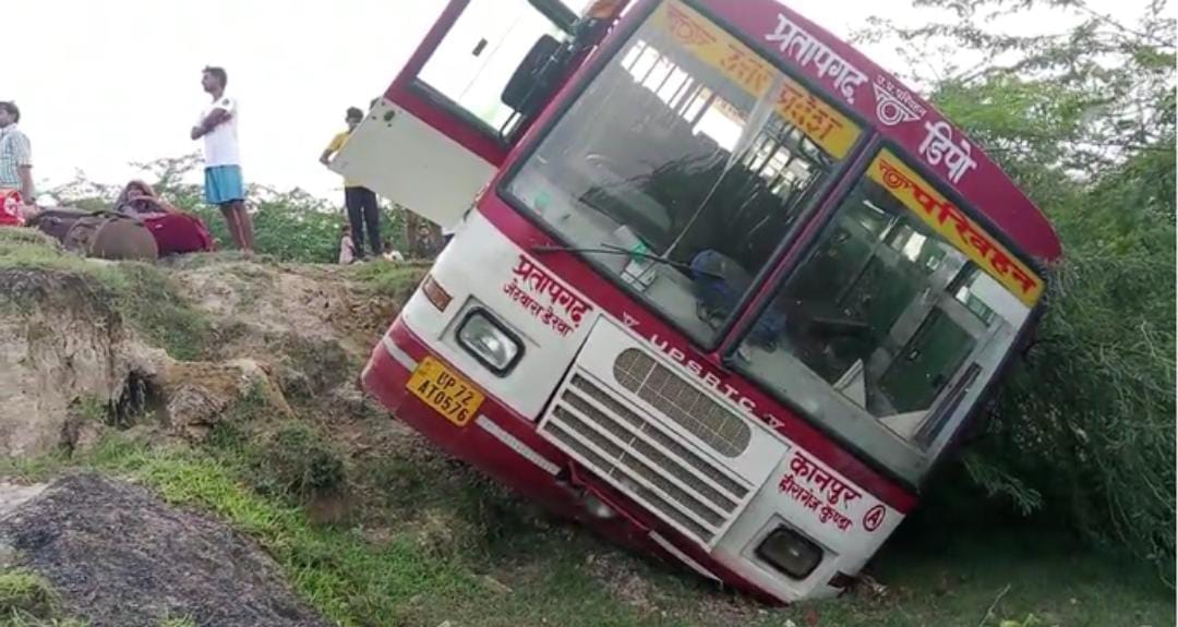 went out of control into the ditchBus gone, more than eight injured