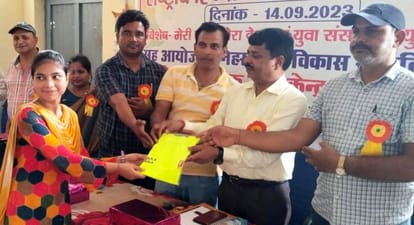 14 youth honored on Hindi Day