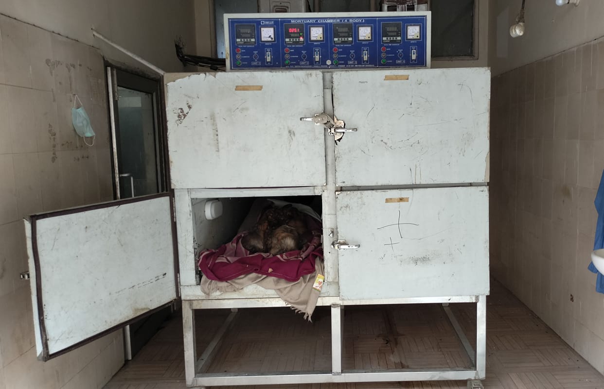 Insects started moving in the dead body of Ved Singh kept in the mortuary for 120 hours.