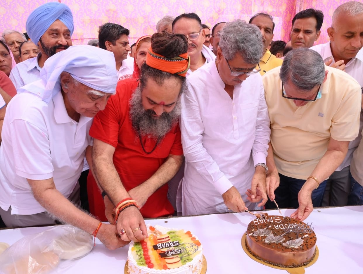 Hooda's birthday celebrated by cutting cake