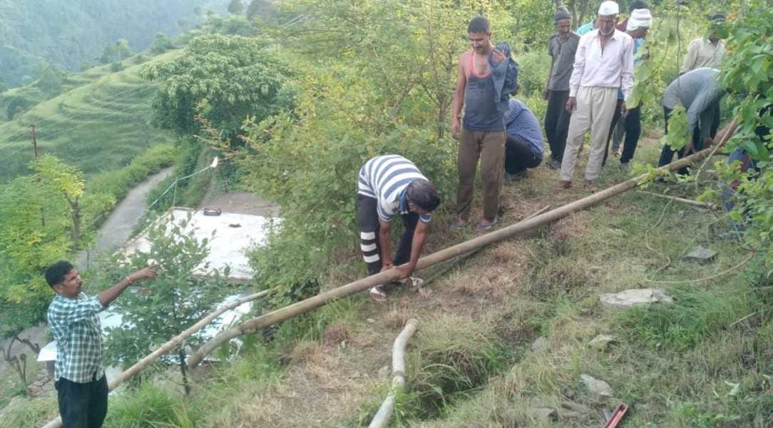 When the officers did not listen, they themselves started repairing the drinking water line.