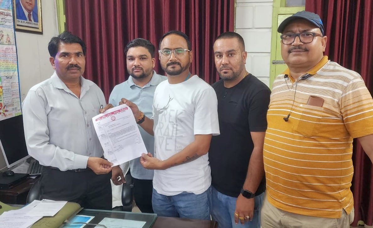 Traders protested against paying license fee