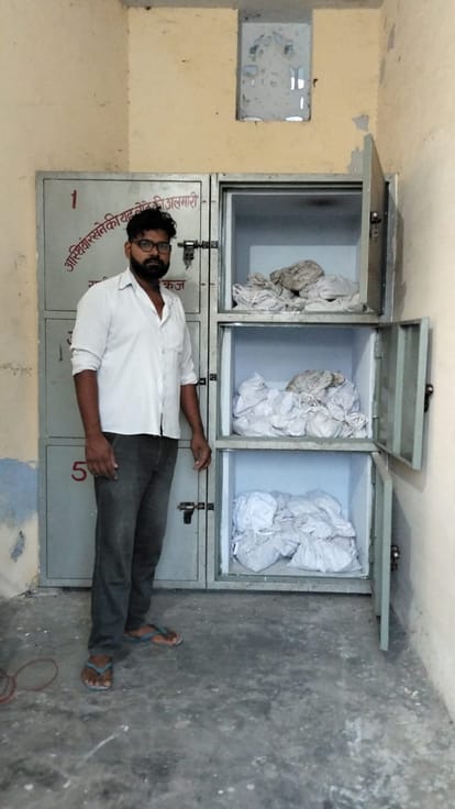 शवों की नहीं हुई पहचान: अंतिम संस्कार हुआ पर मटकी मेंं बंद अस्थियां को चार वर्ष से विसर्जन का इंतजार Once the family was separated, today the ashes in a pot are waiting