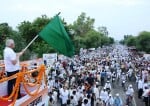 शहीद भगत सिंह स्टेडियम के सामने ओपन स्टेज से साइकिल यात्रा को हरी झंडी दिखाकर रवाना करते मुख्य