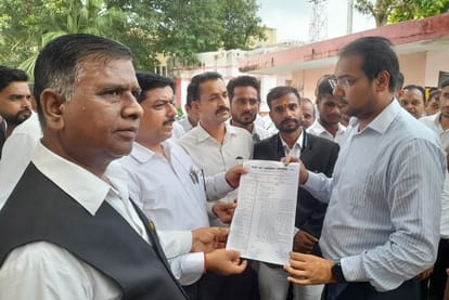 Advocates protested demanding to be added to Lucknow bench