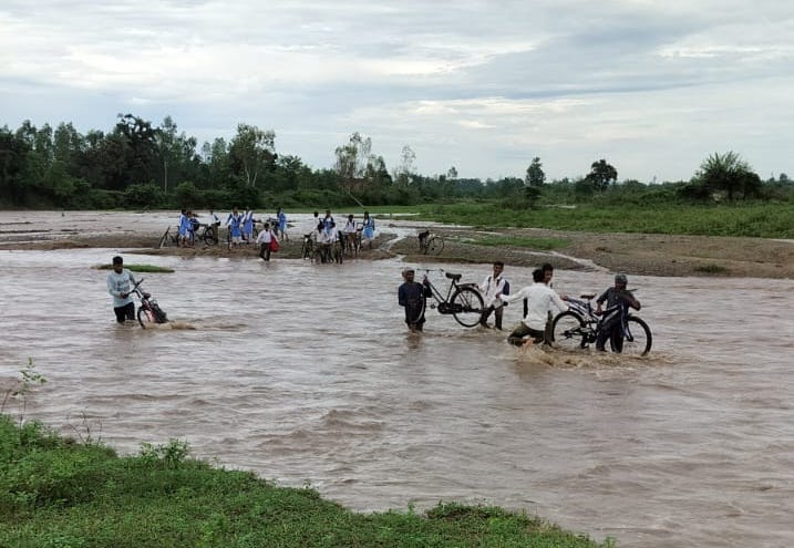 Kathiyari river is in spate, causing problems in transportation
