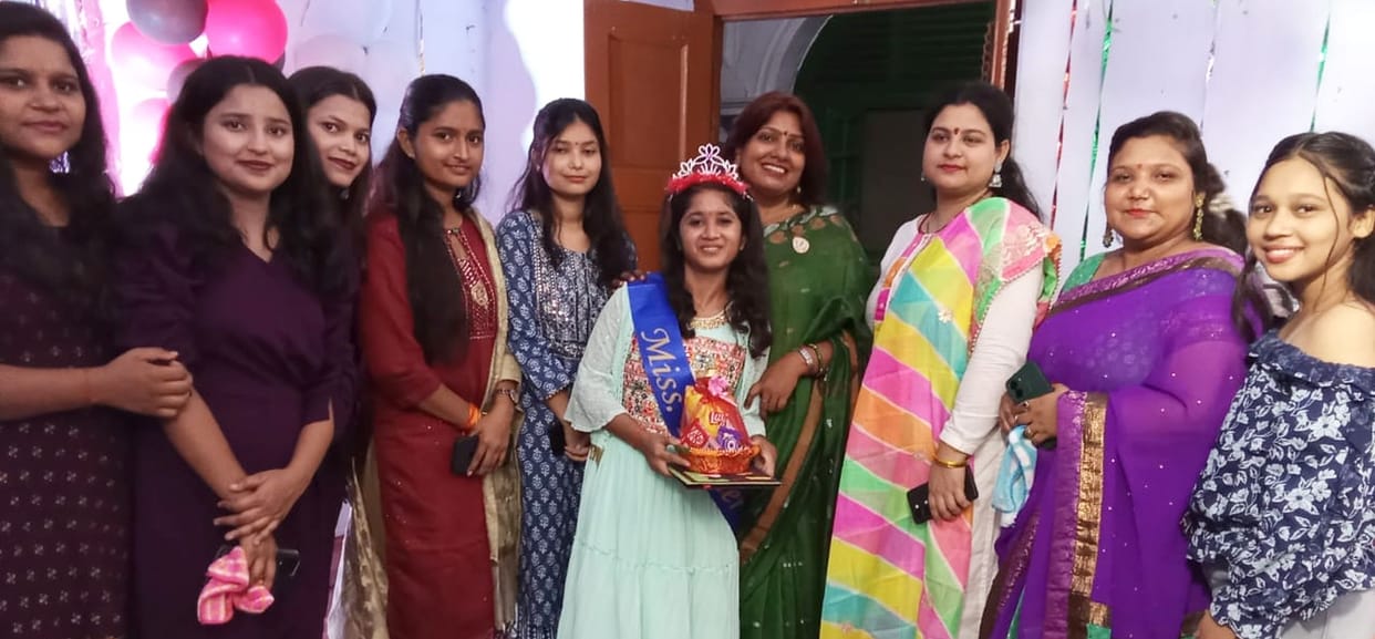 Nikita awarded the title of Miss Fresher