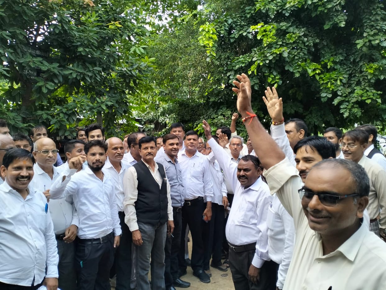 Advocates protest against Gram Nyayalaya