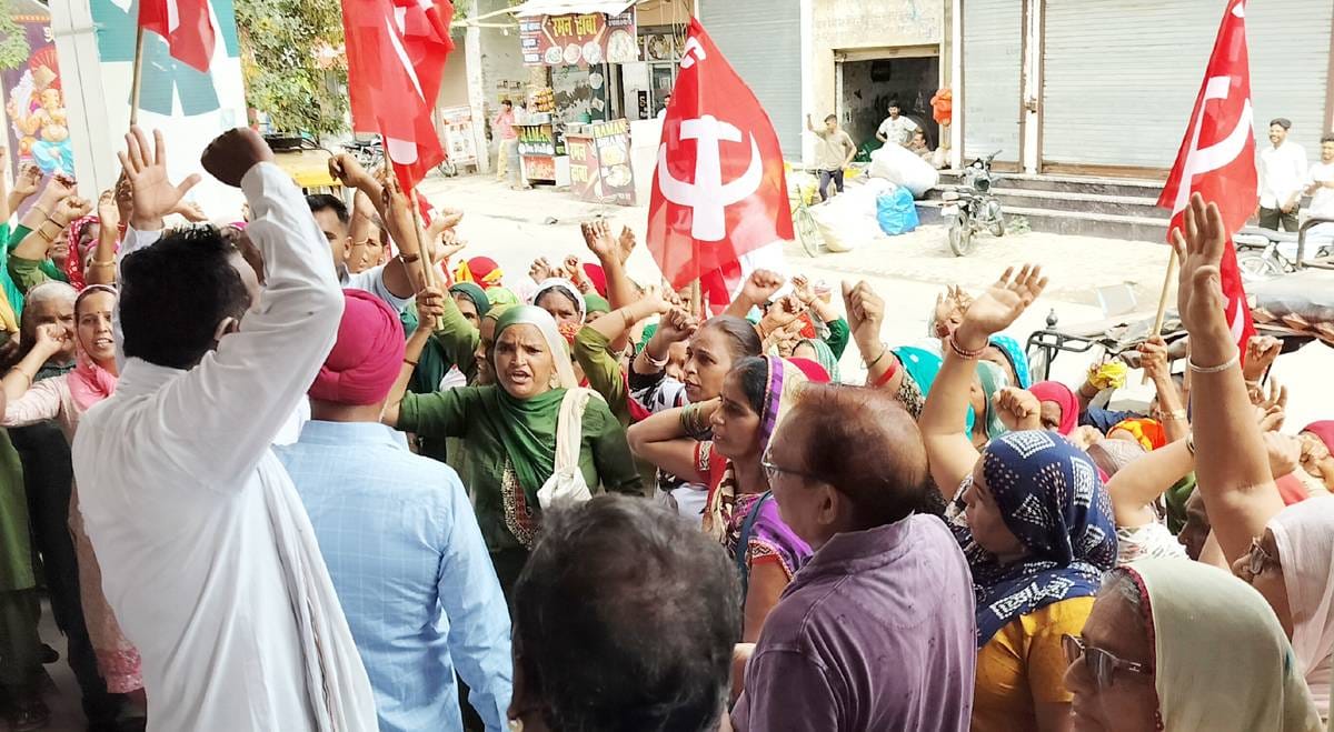 Mid-day mill workers demonstrated at the Panchayat Minister's office regarding their demands.