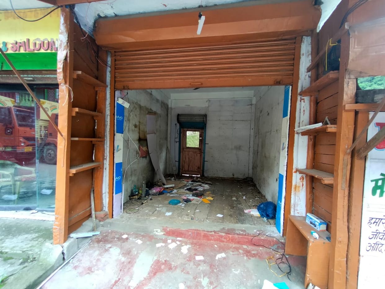 Five shops hanging in the air due to land subsidence in Jhulaghat