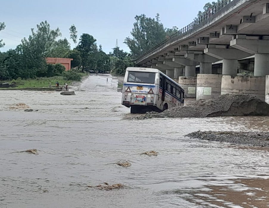Roadways bus stuck in Kotwali river, passengers rescued safely