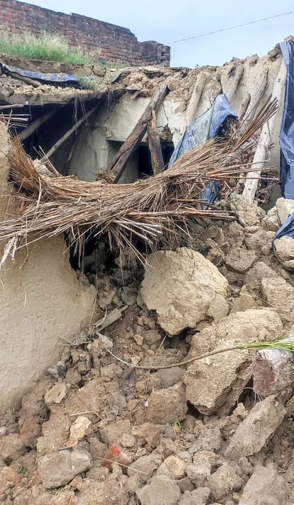 Kutcha house collapsed in Setakheda, family narrowly escaped