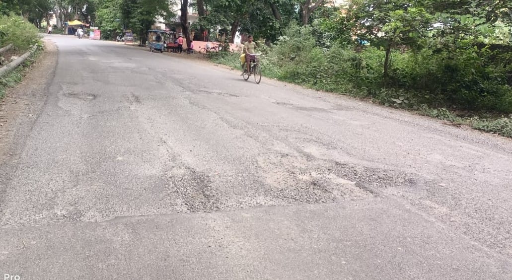There is abundance of potholes on the national highway from Sindhauli to Chinaur.
