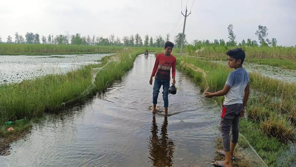Water level of Ramganga river increased, three feet water on Mirzapur-Tiparjot road