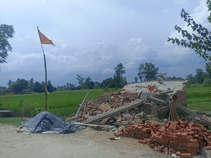 Tehsildar demolished the temple calling it illegal, anger among villagers