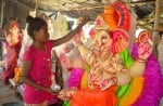 भाजपा कार्यालय स्थित गणेश जी की मूर्तियाें में रंग भरती राजस्थानी कलाकार। संवाद