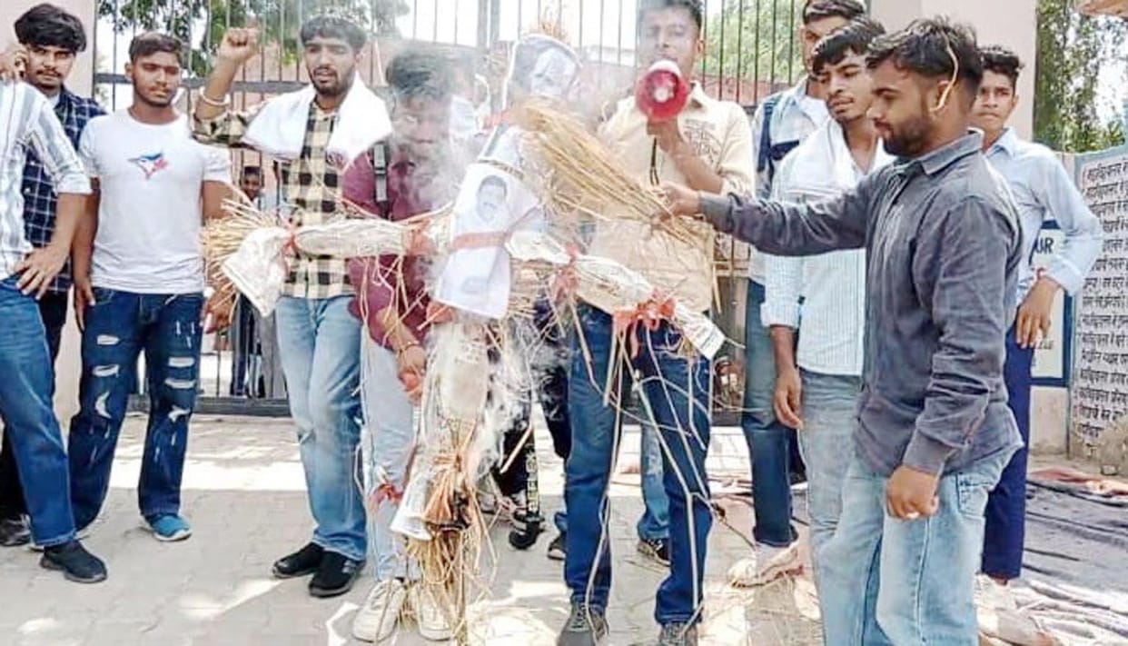 ABVP burns effigy of Chief Minister, MP and Panchayat Minister regarding construction of IG College building