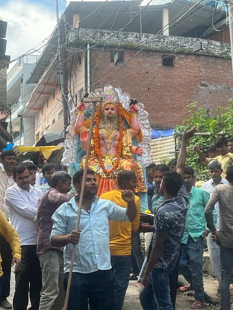 Procession taken out on the farewell of Lord Vishwakarma