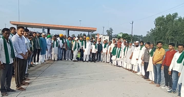 Workers left shouting slogans against the government