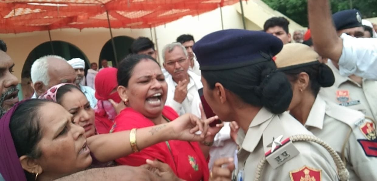 Asha workers had an argument with the Agriculture Minister during the public dialogue in Baliali.