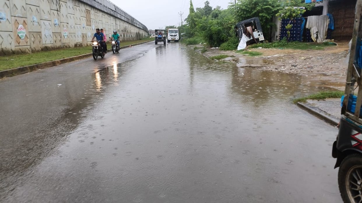 Waterlogging and mud due to rain increased the breathing of city residents