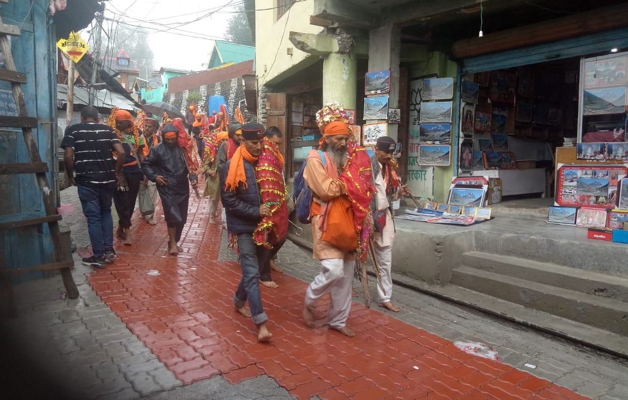 Nominal tents put up, devotees spending nights in the verandahs of offices