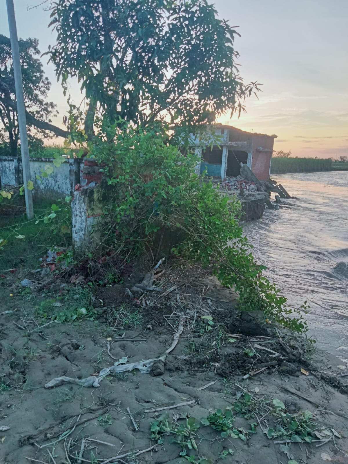 Another house in Chakpurwa village drowned in Sharda river