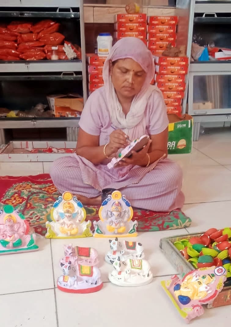 Idols of Lord Shri Ganesha made from cow dung
