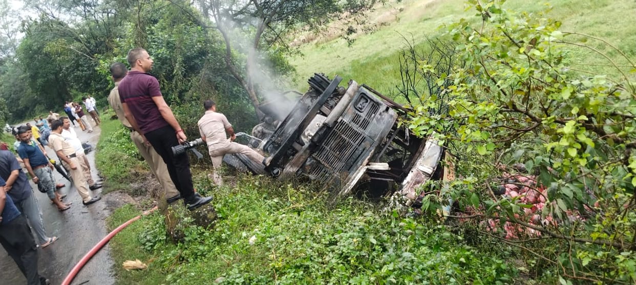 Truck filled with gas cylinder overturned in Jakhu