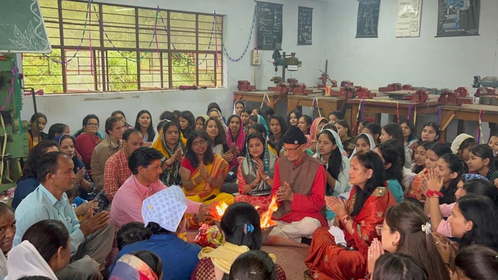 Worshiped Lord Vishwakarma and distributed Prasad.