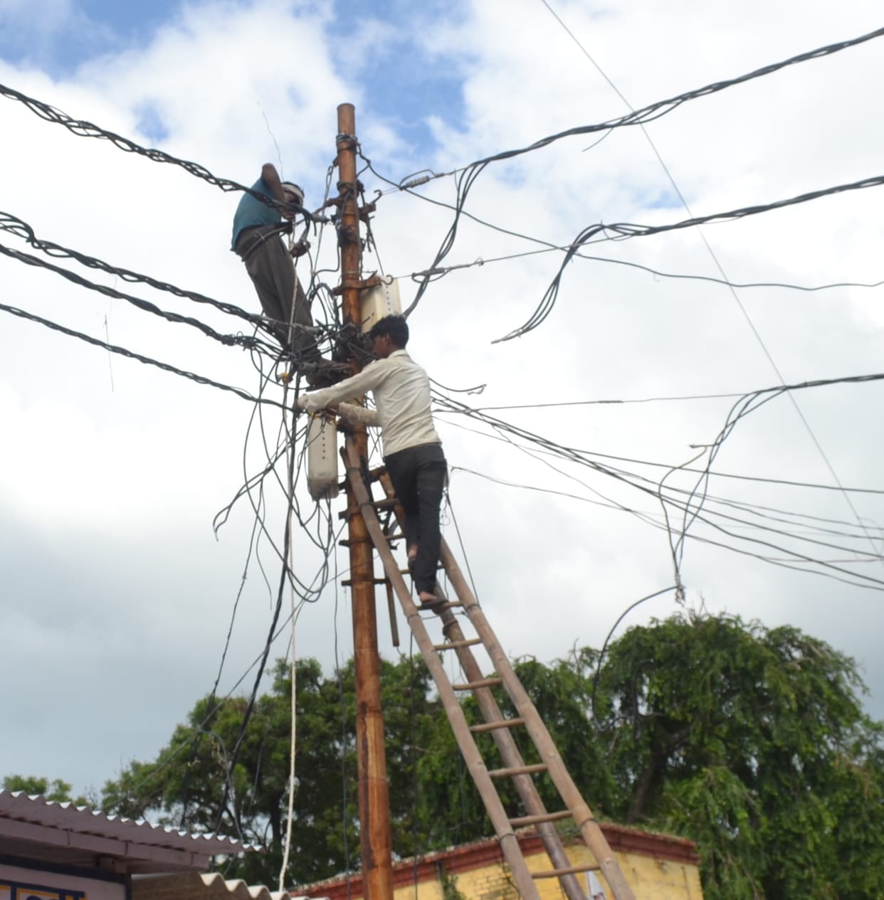 Lines were repaired, electricity remained cut off for eight hours