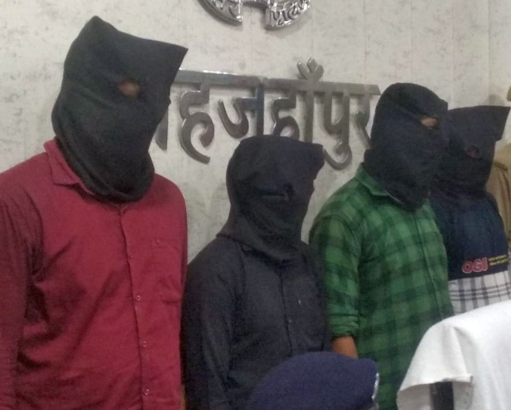 Police arrested four miscreants on charges of robbery in Shahjahanpur